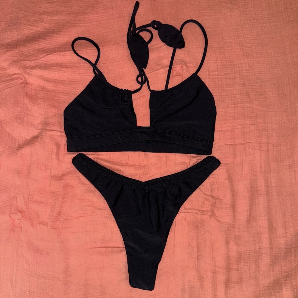 Benoa Ari top and Johnny bottom in Black